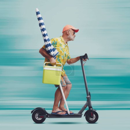 Téléchargez les photos : Drôle de touriste senior tenant un parasol et chevauchant un scooter électrique rapide - en image libre de droit