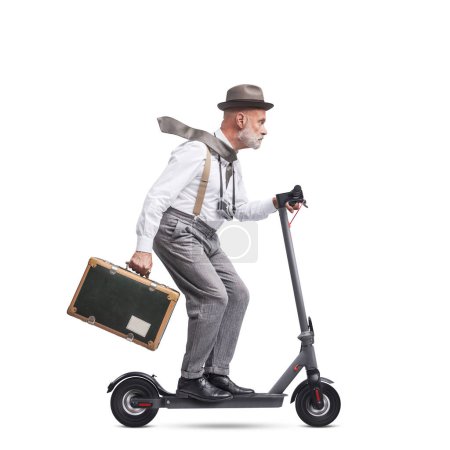 Téléchargez les photos : Voyageur de style vintage et photographe portant une valise et chevauchant un scooter électrique, isolé sur fond blanc - en image libre de droit