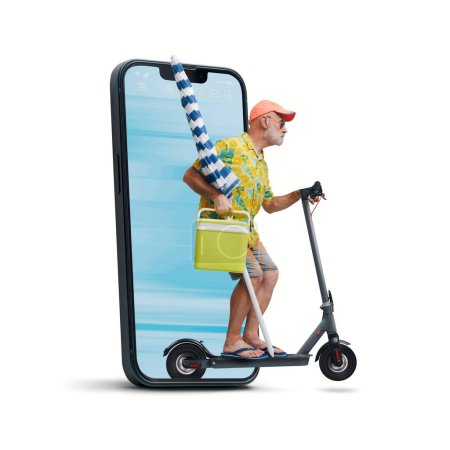 Foto de Divertido turista senior montando un scooter eléctrico e yendo a la playa, está saliendo de una pantalla de teléfono inteligente, aislado sobre fondo blanco - Imagen libre de derechos