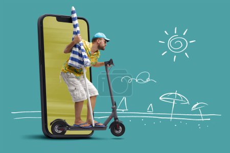 Téléchargez les photos : Touriste tenant un parasol et conduisant un scooter électrique, il sort d'un écran de smartphone, plage esquissée en arrière-plan - en image libre de droit