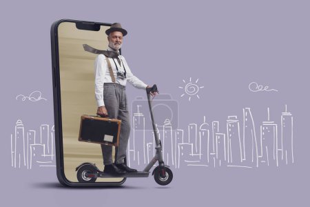 Téléchargez les photos : Voyageur international de style vintage et touriste chevauchant un scooter, il sort d'un écran de smartphone, esquisse de paysage urbain en arrière-plan - en image libre de droit