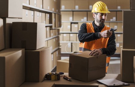 Lagerist scannt Etiketten auf Paketen, Lieferung und Logistikkonzept