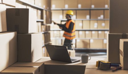 Almacén interior y trabajador: logística, comercio y concepto de entrega