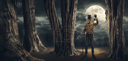 Foto de Asustado malvado personaje con cabeza de cráneo en el bosque rodeado de niebla, sostiene una linterna y mira a la cámara, el horror y el concepto de Halloween - Imagen libre de derechos