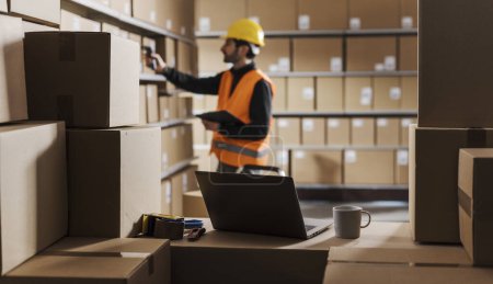 Etiquetas de escaneo de empleados de almacén en paquetes, entrega y concepto logístico