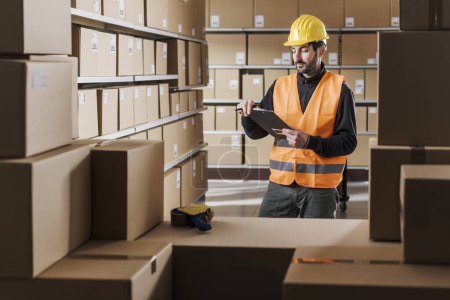 Trabajador de almacén sosteniendo un portapapeles y cajas de verificación, logística y concepto de envío