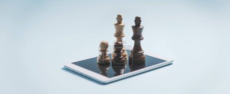 Téléchargez les photos : Pièces d'échecs sur une tablette numérique : concept de jeu vidéo d'échecs en ligne - en image libre de droit