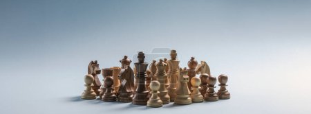 Téléchargez les photos : Groupe de pièces d'échecs en bois mélangé debout ensemble, concept de cohésion et de diversité - en image libre de droit