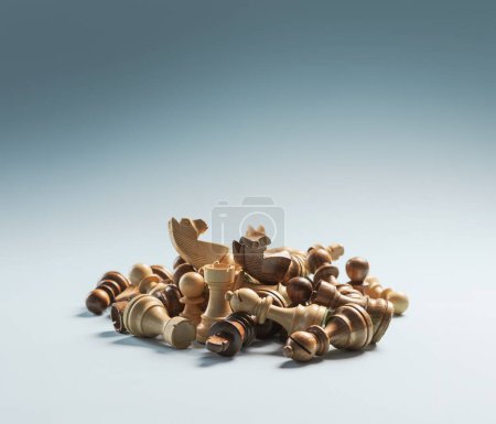 Foto de Messy heap of wooden chess pieces mixed together - Imagen libre de derechos
