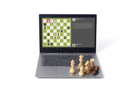 Téléchargez les photos : Ordinateur portable avec application d'échecs à l'écran, Concept de planification stratégique. Fond blanc - en image libre de droit