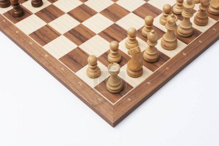 Foto de Primer plano Conjunto de tablero de ajedrez de madera con piezas de ajedrez listas para el juego aisladas sobre fondo blanco - Imagen libre de derechos