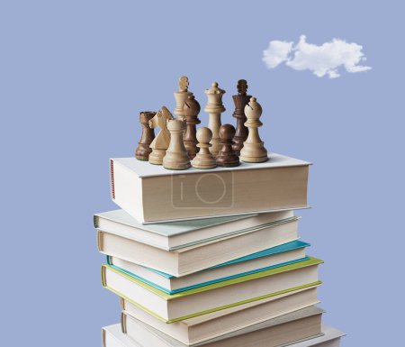 Téléchargez les photos : Pièces d'échecs sur pile de livres. Apprendre le jeu d'échecs. Concept de gestion ou de stratégie. Idée de prise de décision. - en image libre de droit