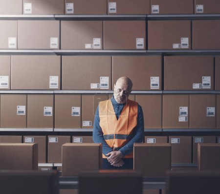 Foto de Triste trabajador frustrado almacén de verificación de cajas en la cinta transportadora, aburrido concepto de trabajo repetitivo - Imagen libre de derechos