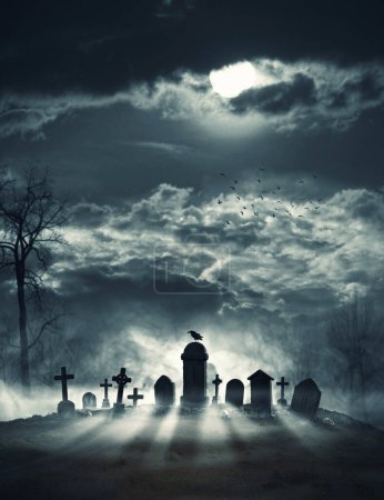 Téléchargez les photos : Cimetière d'horreur effrayant avec de vieilles tombes et corbeau, Halloween et fond d'horreur - en image libre de droit