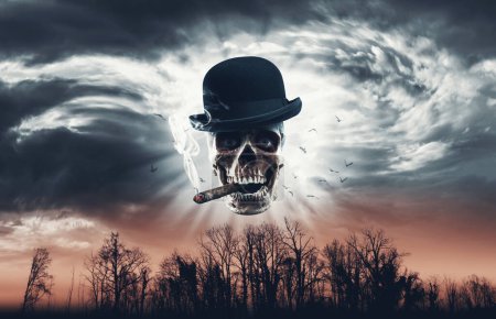 Téléchargez les photos : Crâne effrayant avec chapeau melon fumant dans le ciel, concept Halloween et horreur - en image libre de droit