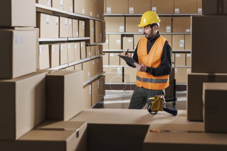 Trabajador de almacén sosteniendo un portapapeles y cajas de verificación, logística y concepto de envío