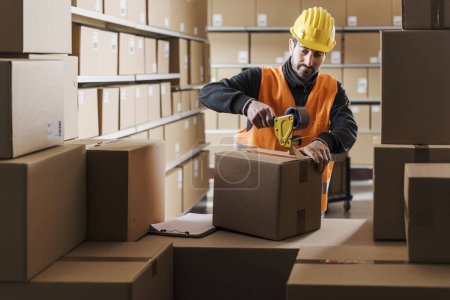 Trabajador de almacén sellando una caja de cartón con cinta adhesiva, logística y concepto de envío