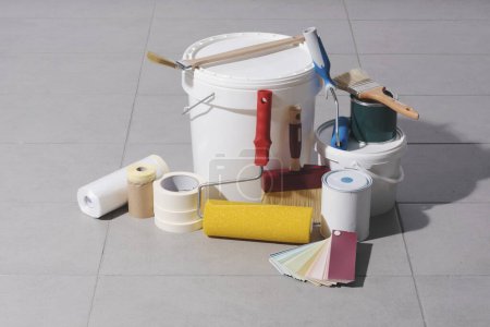 Foto de Herramientas de pintura y cubos de pintura en el suelo: renovación del hogar y concepto de pintura profesional - Imagen libre de derechos