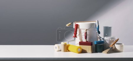 Foto de Pintura de pared profesional y productos de decoración del hogar en una mesa: servicio de pintura y concepto de cambio de imagen del hogar - Imagen libre de derechos