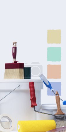 Foto de Pintura profesional, productos de renovación y decoración para el hogar, muestras de color en el fondo, pancarta con espacio para copiar - Imagen libre de derechos
