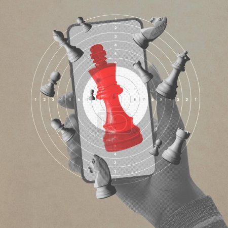 Téléchargez les photos : Main tenant un smartphone montrant un roi et des pièces d'échecs dans une cible, concept de jeux en ligne, design de style vintage - en image libre de droit