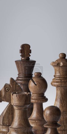 Téléchargez les photos : Assortiment de pièces d'échecs noires en bois et espace de copie vierge - en image libre de droit