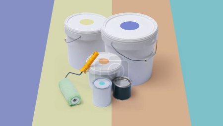 Foto de Herramientas de pintura y muestras de color en una superficie blanca, renovación del hogar y concepto de pintura, espacio de copia en blanco - Imagen libre de derechos