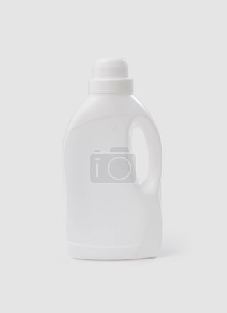 Waschmittel weiße Flasche isoliert, Hygiene- und Wäschekonzept