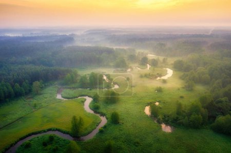 Vista aérea del río natural durante la mañana brumosa