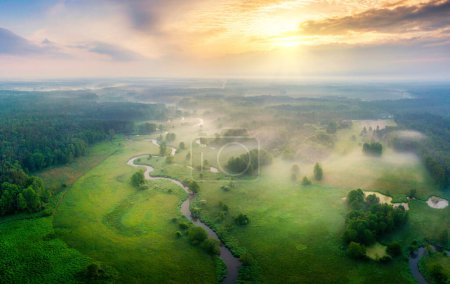 Téléchargez les photos : Vue aérienne de la rivière naturelle pendant la matinée brumeuse - en image libre de droit