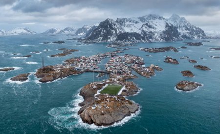 Schöne Winterlandschaft Norwegens - hohe Inseln - henningsvaer