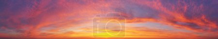 Téléchargez les photos : Beau coucher de soleil d'été ciel dramatique - en image libre de droit
