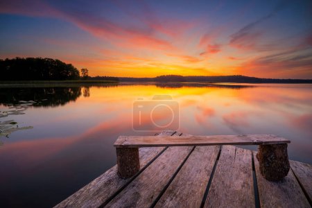 Téléchargez les photos : Beau lever de soleil d'été sur le lac - en image libre de droit