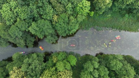Foto de Río natural en el bosque con pueblos canotaje- vista aérea - Imagen libre de derechos