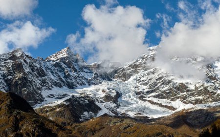 Téléchargez les photos : Haute montagne à la fin de l'automne - en image libre de droit