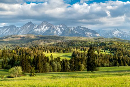 Hermoso paisaje primaveral de montañas Tatra
