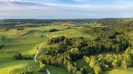 Téléchargez les photos : Belles collines verdoyantes le matin - vue aérienne - en image libre de droit