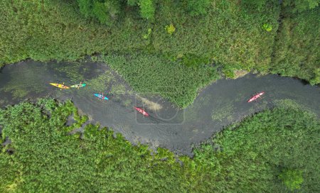 Río natural en el bosque con pueblos canotaje- vista aérea