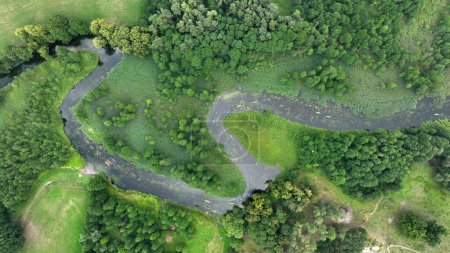 Natürlicher Fluss im Wald mit Völkerkanu-Luftaufnahme