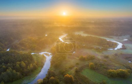 Téléchargez les photos : Beau lever de soleil brumeux d'automne sur la rivière - en image libre de droit