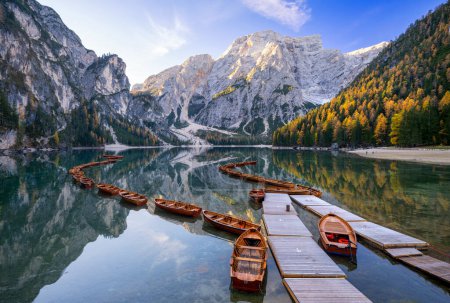 Téléchargez les photos : Paysage de Lago di Braies dans les montagnes de dolomite - en image libre de droit