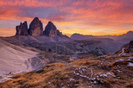 Téléchargez les photos : Beau paysage de montagnes au coucher du soleil - en image libre de droit