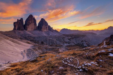 Téléchargez les photos : Beau paysage de montagnes au coucher du soleil - en image libre de droit