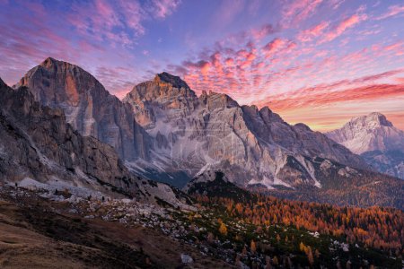 Téléchargez les photos : Beau paysage de montagnes à l'automne - en image libre de droit