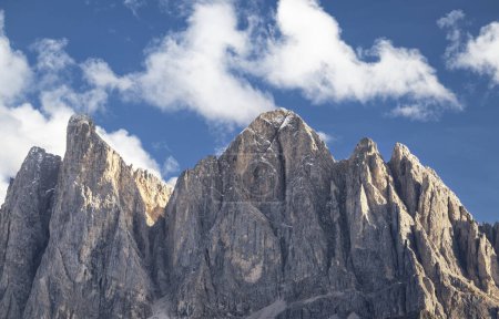 Téléchargez les photos : Hautes montagnes sur fond de ciel bleu - en image libre de droit