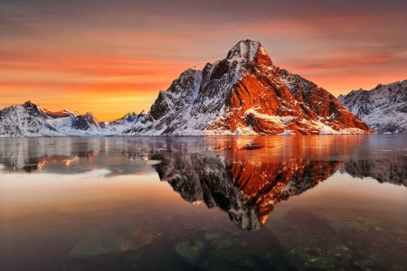 Foto de Hermoso amanecer en Noruega - lofotens - Imagen libre de derechos