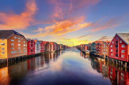 Téléchargez les photos : Maisons colorées sur l'eau dans la ville de Trondheim - Norvège - en image libre de droit