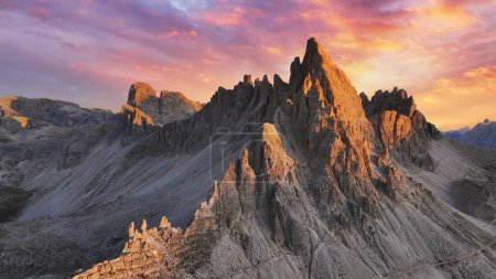 Foto de Hermoso paisaje de montañas durante la puesta del sol - Imagen libre de derechos