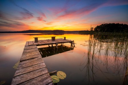 Téléchargez les photos : Beau lever de soleil d'été sur le lac - en image libre de droit