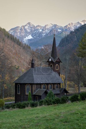 Hermosa puesta de sol de otoño sobre la Iglesia de Santa Ana en las montañas eslovacas de Tatras